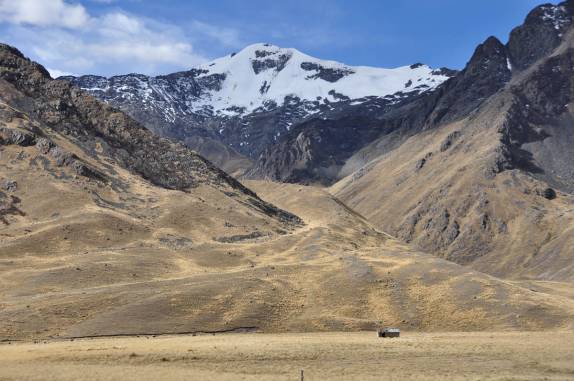 A magnífica paisagem do ponto mais alto na estrada entre Cusco e Puno, no Peru, a mais de 4.300 metros de altitude